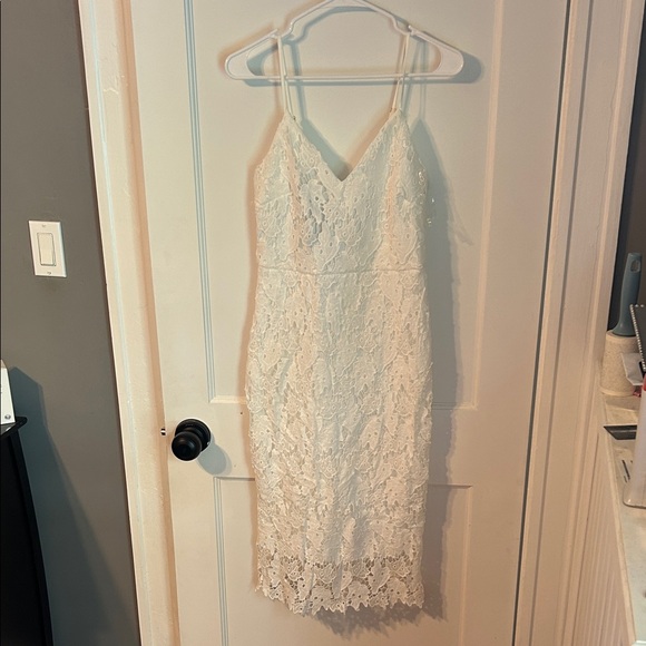 Elegant White Lace Midi Dress - Picture 1 of 4